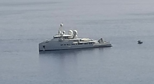 Marina di Camerota, ecco l’emiro del Qatar Al Thani senior con i suoi sette super yacht