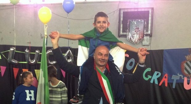 Luca, 8 anni, è l'alunno più buono d'Italia: assiste il suo papà disabile