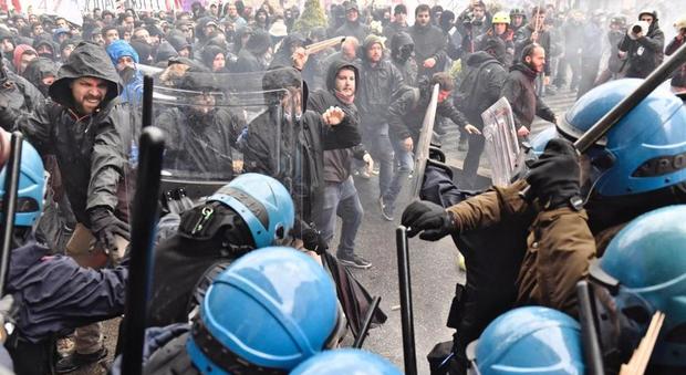 Firenze, due agenti padovani feriti e un No global veneziano arrestato