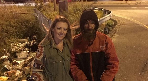 Usa, un senzatetto aiuta una donna in difficoltà, lei gli cambia la vita