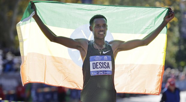 New York, l'etiope Desisa vince in un finale emozionante. Quarto successo per la keniana Keitany