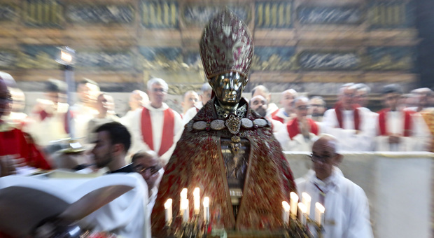 «San Gennaro patrimonio dell'Unesco», la benedizione del cardinale Sepe nel duomo