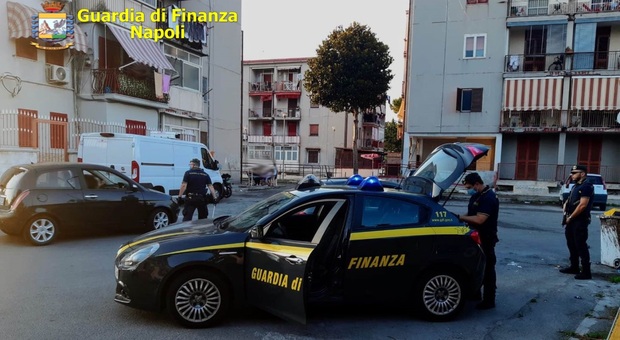 Controlli anti-Covid a Napoli: sequestri, denunce e 28 multe