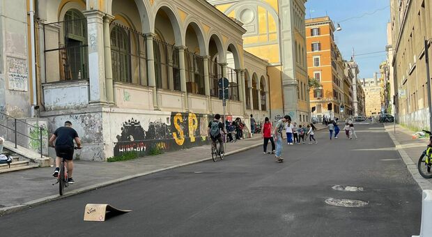 Roma, via Bixio diventa una strada pedonale per i bambini. Proprio davanti alla scuola