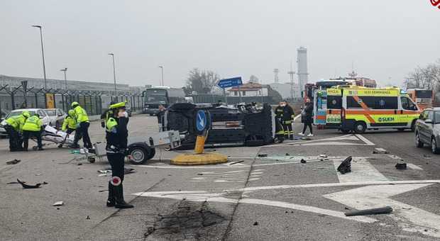 Schianto fra due auto sulla Triestina davanti al Casinò: guidatore incastrato fra le lamiere, ferite altre 4 persone