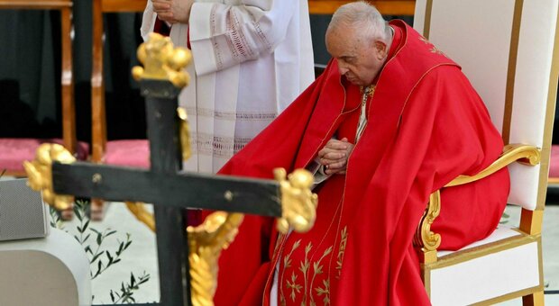 Papa Francesco affaticato, rinuncia all'omelia della Domenica delle Palme. Poi condanna il «vile attentato a Mosca»