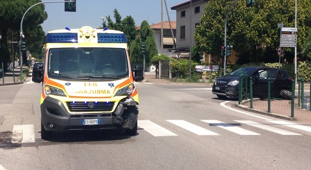 Ambulanza a sirene spiegate passa col rosso: schianto contro un'auto