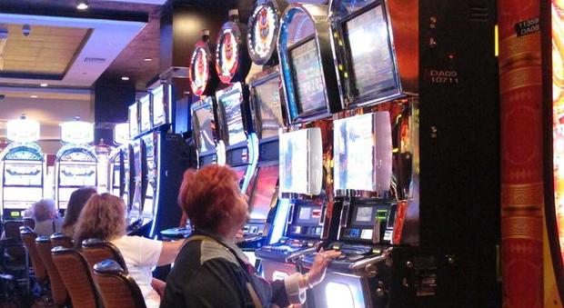 Slot machine, raggiunta l'intesa: in tre anni dimezzate le 98mila sale