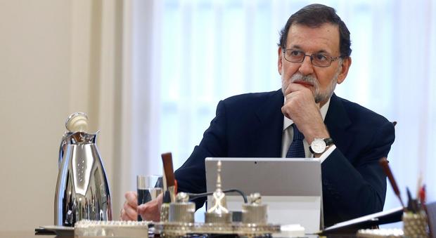 Catalogna, Rajoy pronto a bloccare l'autonomia: «Puigdemont chiarisca»