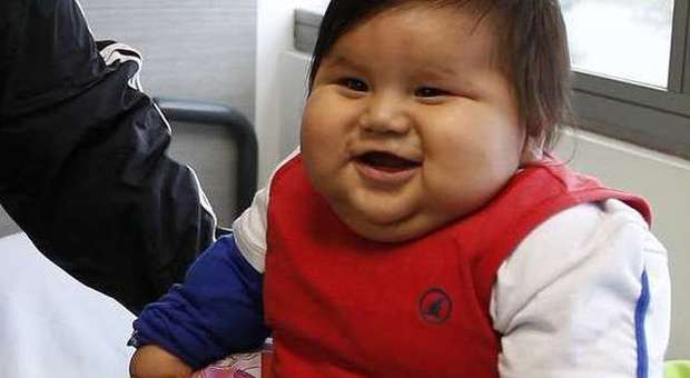 Il bambino obeso Santiago (foto Huffpost Voces)