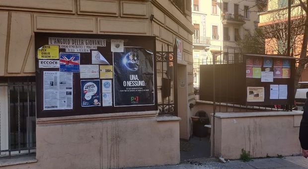 Piazza Bologna, atto vandalico alla sede del Pd: rubata la bandiera, parte del muro distrutto