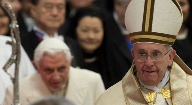 Concistoro, il Papa nomina 20 cardinali. L'abbraccio con Ratzinger