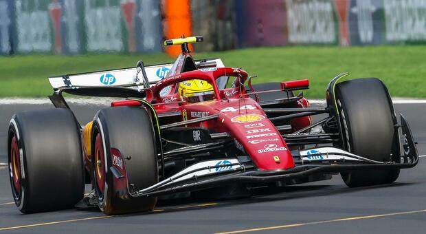 Lewis Hamilton con la Ferrari a Shanghai