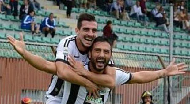 Il difensore Andrea Mengoni dopo un gol segnato con l'Ascoli