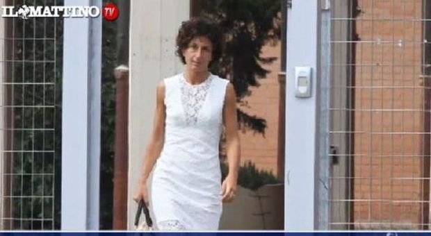 Agnese Landini a scuola per gli scrutini: elegante in bianco| Video