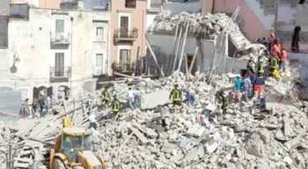 Barletta: fiaccolata per le vittime del crollo, il sindaco si sente male