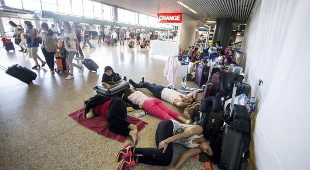 Vacanze "out". Famiglia dorme in aeroporto, ragazza in coma etilico