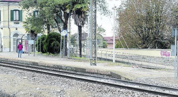 Disperato per il lavoro, padre di 4 figli si lancia sotto il treno