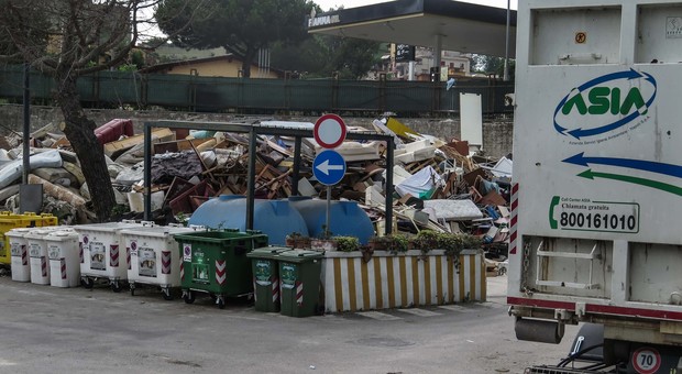 Crisi dei rifiuti, caos raccolta: a Napoli isole ecologiche mobili