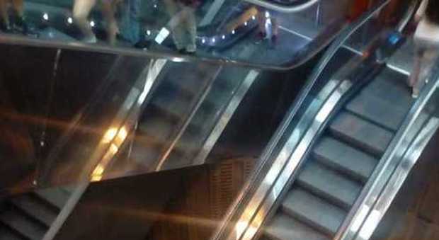Napoli, bloccate le scale del metrò Garibaldi, disagi e caos