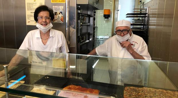 Stefania e Vincenzo, 77 e 83 anni, nella loro pizzeria di Città di Castello