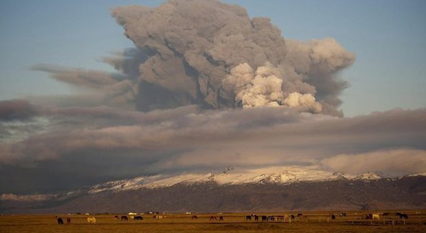 Islanda, il pericoloso spettacolo del vulcano: decretato allarme rosso e divieto di sorvolo