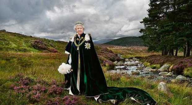 La regina Elisabetta II in una foto ufficiale nella tenuta di Balmoral in Scozia