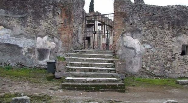 Pompei. Si ispirano agli «affreschi proibiti»: coppietta si apparta nella villa di Diomede