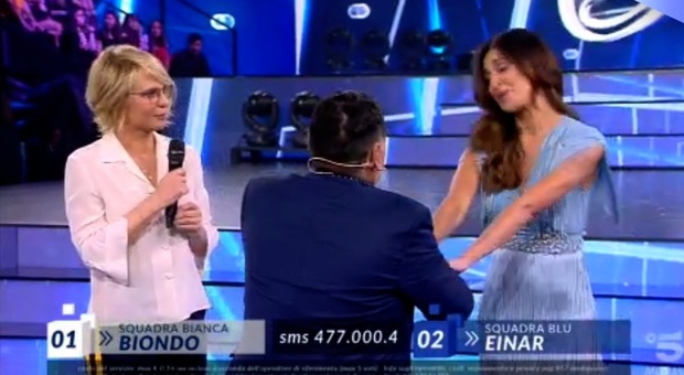 Amici17, Belen balla con Maradona: «Per me lui è come il papa»
