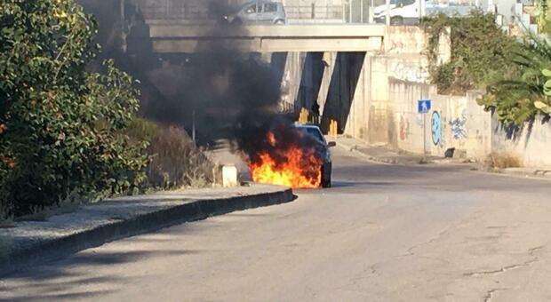 Paura in paese, l'auto prende fuoco per strada: traffico deviato