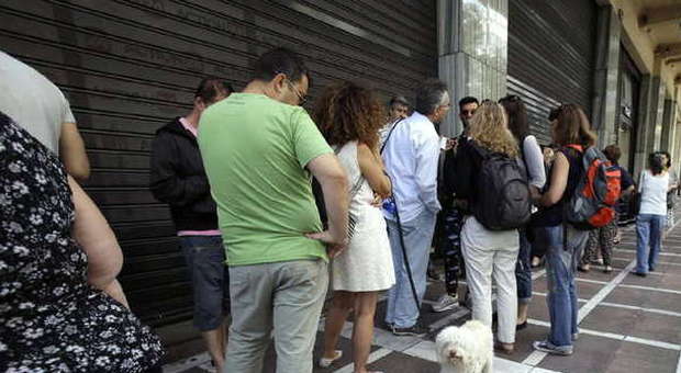 Grecia, code ai bancomat per ritirare i risparmi. Banche chiuse