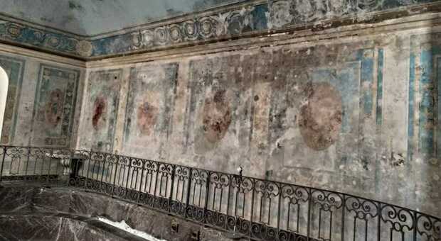 San Leucio, a rischio gli affreschi del Bagno di Maria Carolina