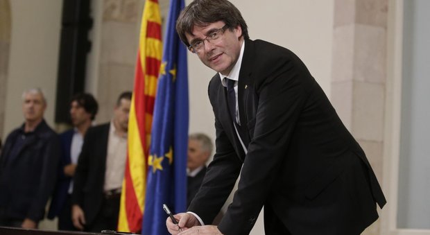 Puigdemont chiede due mesi di dialogo. No di Rajoy. Arrestati leader indipendentisti