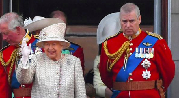 La Regina Elisabetta torna in pubblico per l'omaggio a Filippo accompagnata dal principe Andrea: scoppia la polemica