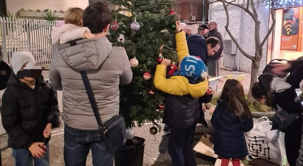 Napoli, sparito l'albero di Natale dei bimbi a Soccavo.