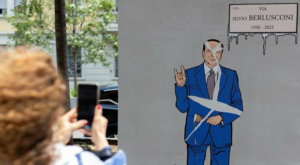 Silvio Berlusconi, riappare il murale a Milano: dopo quattro ore vandalizzato di nuovo