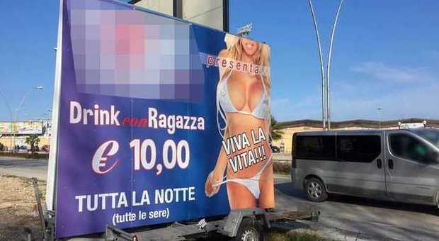 Civitanova, «drink con ragazza 10 euro» proteste per i cartelli pubblicitari di un night