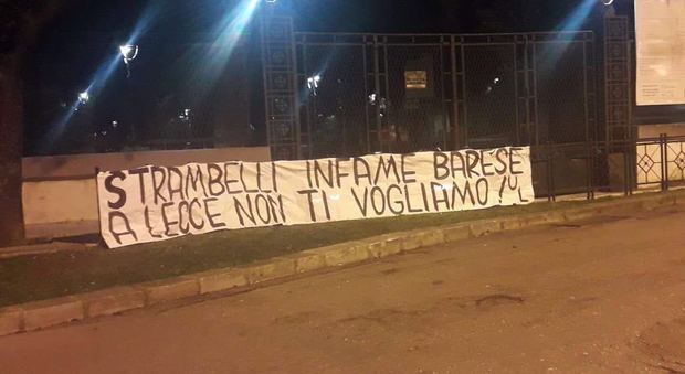Uno striscione contro Strambelli, obiettivo di mercato del Lecce: "Non ti vogliamo"