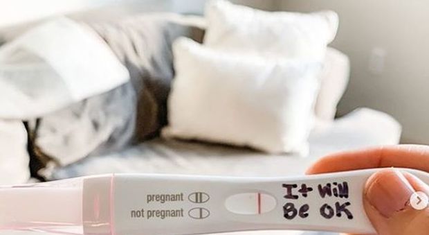 «Dopo 1.200 giorni di tentativi non sono incinta»: mostra su Instagram il test e riceve la solidarietà di migliaia di donne