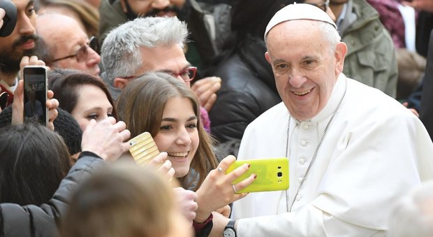 Papa Francesco, bagno di folla all'università Roma tre