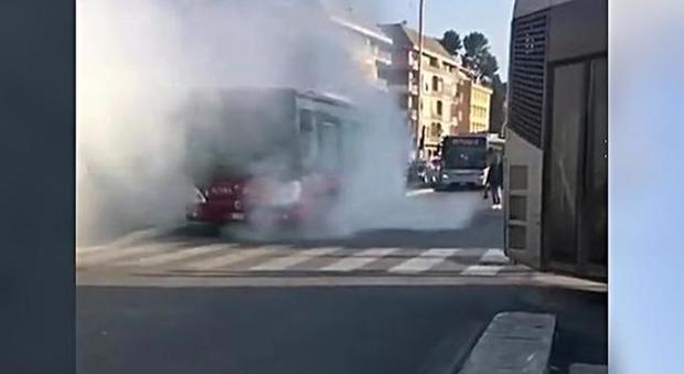 Roma, brucia un altro autobus. Panico a Cornelia: «Guasto all'impianto anti-incendio»