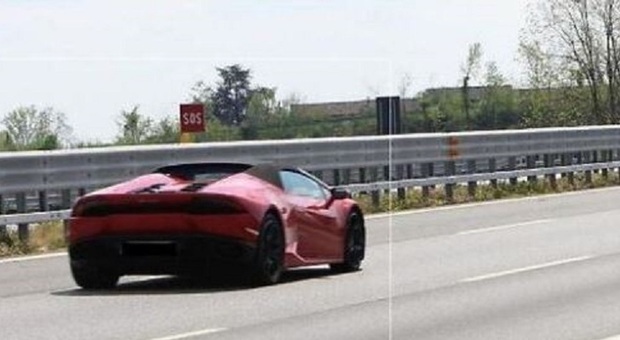 Con la Lamborghini a 253 chilometri orari in autostrada e patente sospesa. La stradale: « Condotte irrispettose della vita»