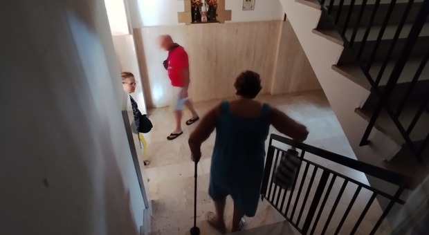 Senza ascensore da oltre un mese, gli anziani non riescono a scendere: la protesta dei condomini. Video
