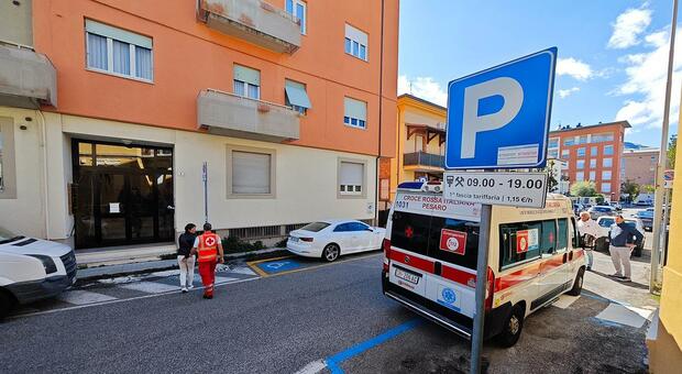Pesaro, disabile sfrattata con la forza dalla casa venduta all'asta: resiste 8 ore poi finisce in un albergo