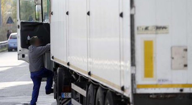 Camionista si ferma in rotatoria e si abbassa i pantaloni: 10mila euro di multa