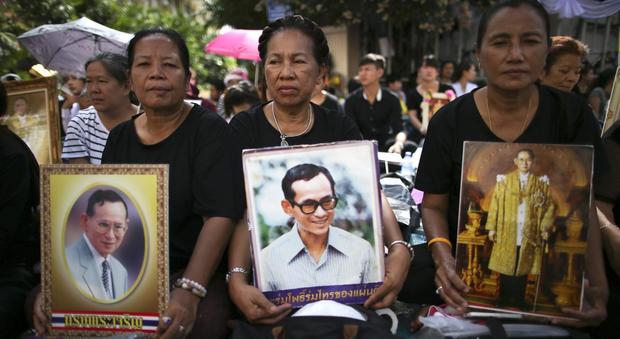 Thailandia, muore il re sul trono dal 1946: proclamato un anno di lutto nazionale