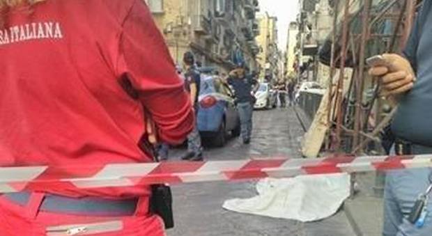 Giallo a Napoli, corpo di una donna trovato in strada avvolto in un tappeto