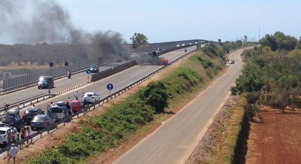 Paura sulla statale: auto in fiamme blocca la carreggiata