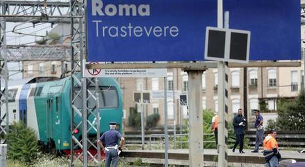 Roma choc, spinge una donna sui binari della stazione Trastevere: la passeggera è gravissima