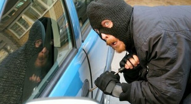 Carabiniere libero dal servizio sventa furto d'auto: 40enne arrestato a Pomigliano